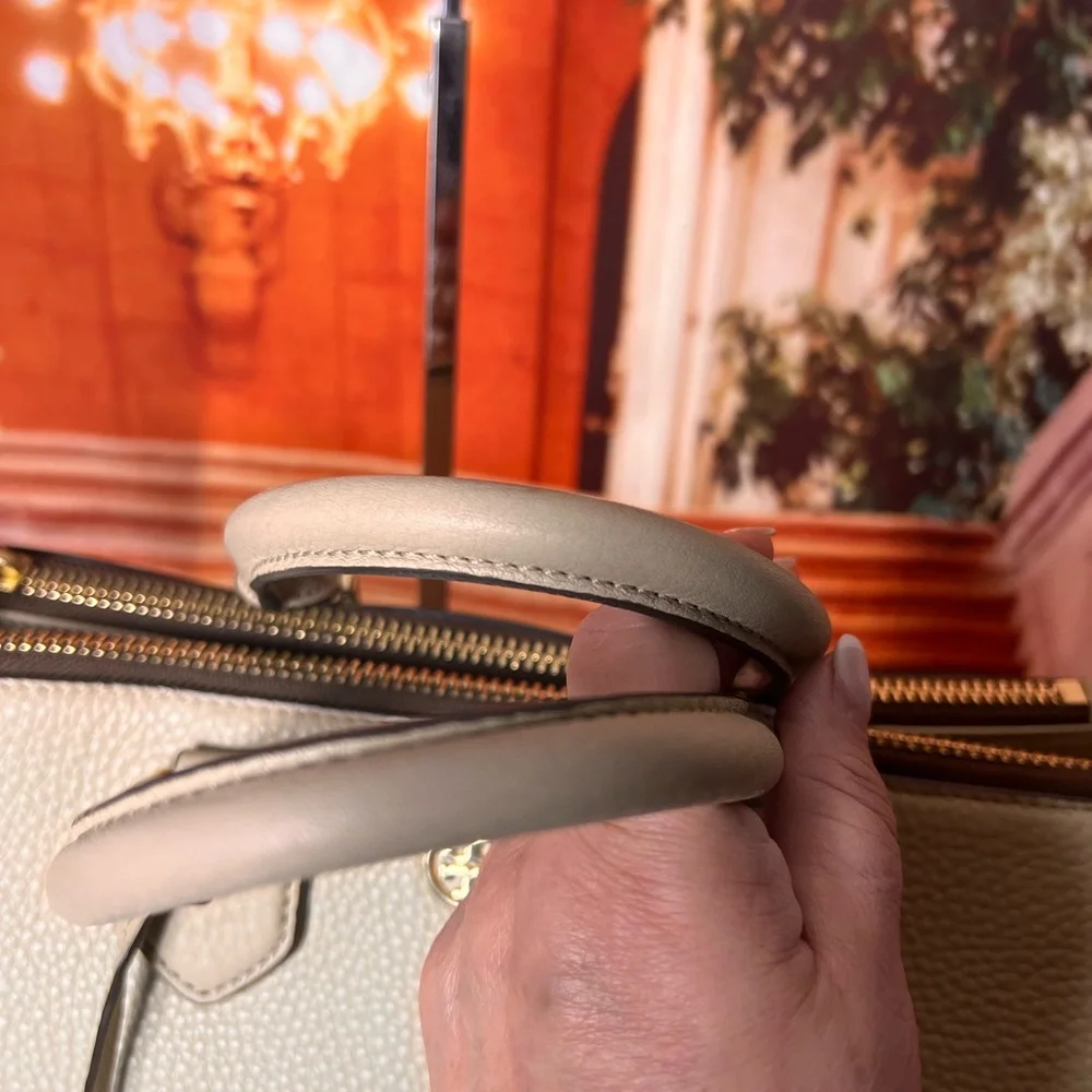 Tory Burch Robinson pebbled leather tote bag cream color with logo charm tag - Picture 5 of 17